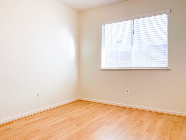 Building Photo - **Coming Soon** Comfortable 3 Bed, 2 Bath in Elk Grove