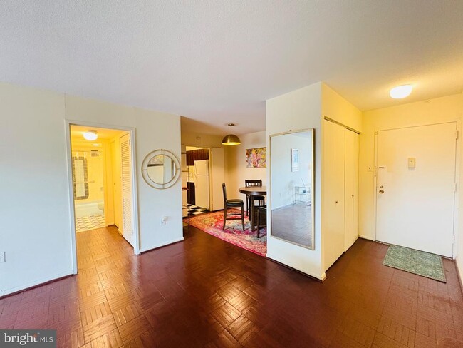 Building Photo - 700 7th St SW