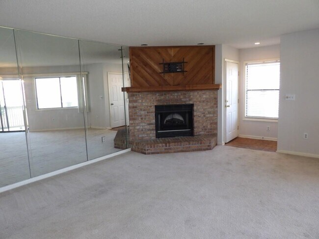 Building Photo - 4230 Pinehurst Cir