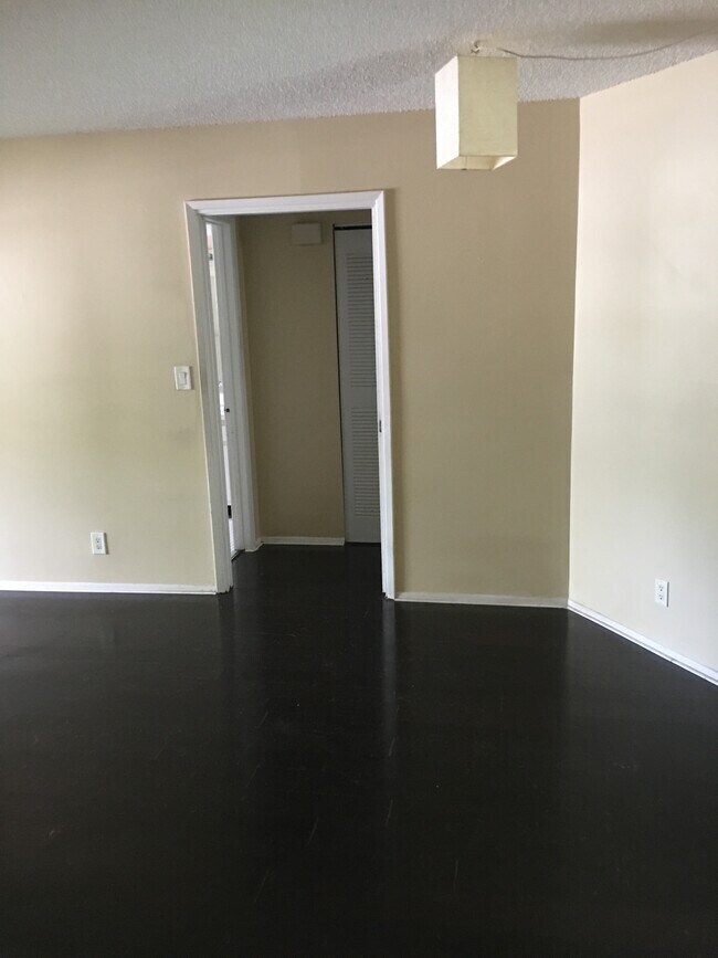 Building Photo - 303 Gardens Dr