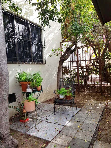 Building Photo - 333 N Sycamore Ave