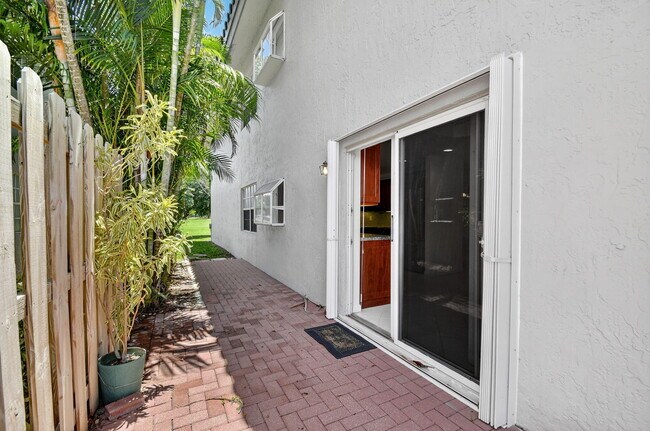 Building Photo - 11570 Briarwood Cir