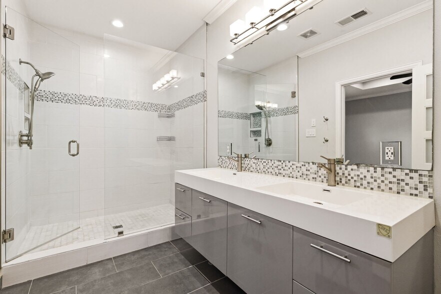 Building Photo - 10 Stonebriar Ct