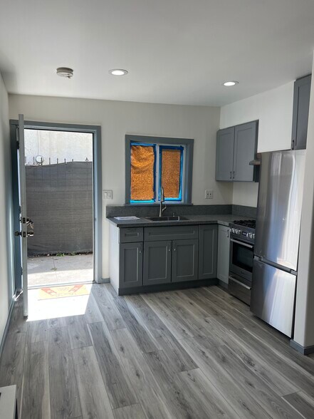 Building Photo - 1049 N Stanley Ave