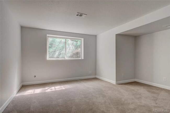 Building Photo - 552 Steele St