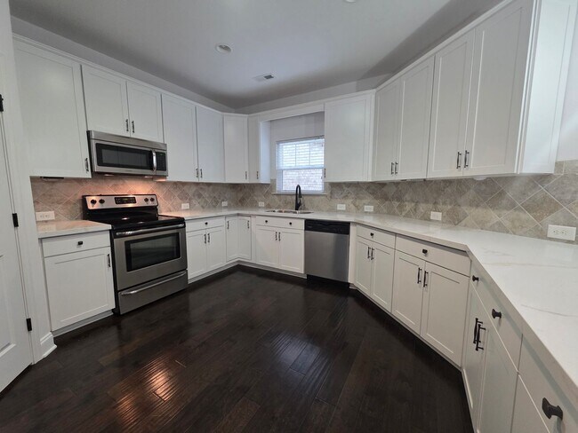 Building Photo - Hendersonville one level villa community amenities included