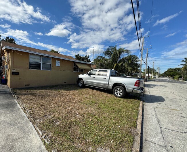 Building Photo - 4341 Pinewood Ave