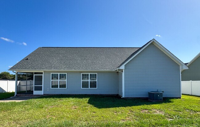 Building Photo - Charming 3 Bed 2 Bath Raeford Home with Fe...