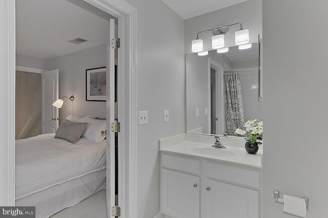 Building Photo - 5238 Bessley Pl