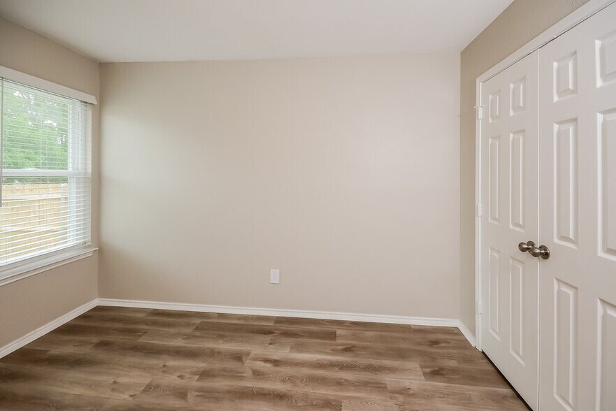 Building Photo - 104 S Rolling Meadow Dr