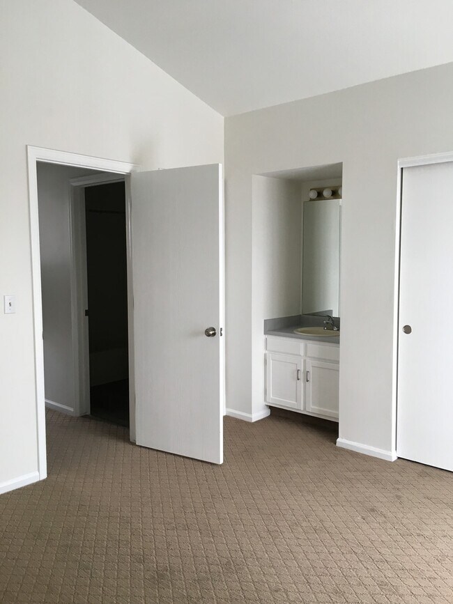 Building Photo - Darling 3 bedroom, 3 bath Louisville Townhome Available June 7