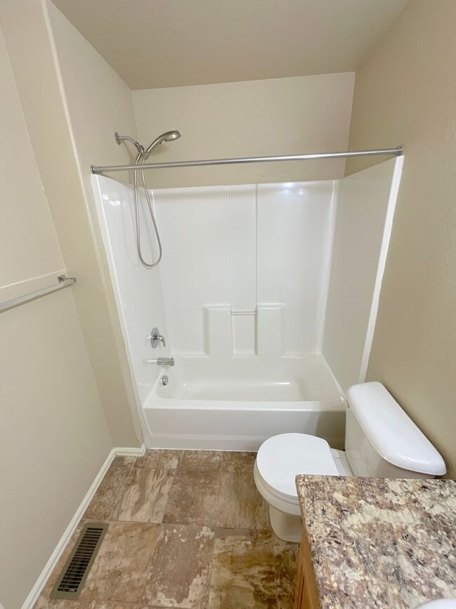 Building Photo - 3 Bedroom Townhome Available Near S Union Blvd & Monterey Rd!