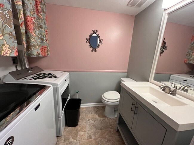 Building Photo - 8501 Westover Ct