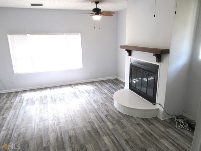 Building Photo - 8337 Holly Dr