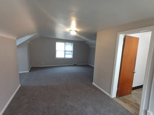 Building Photo - 3 bedroom/1.5 bath now available! $1300/mo!
