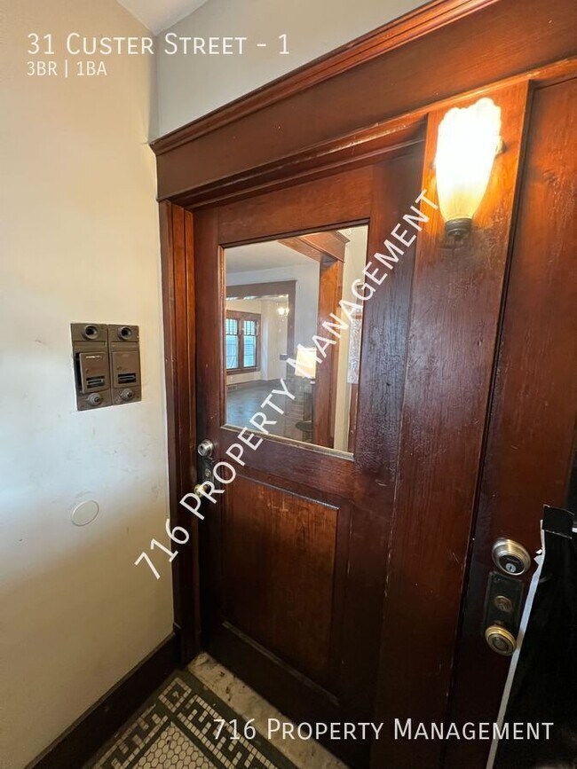 Building Photo - 31 Custer St
