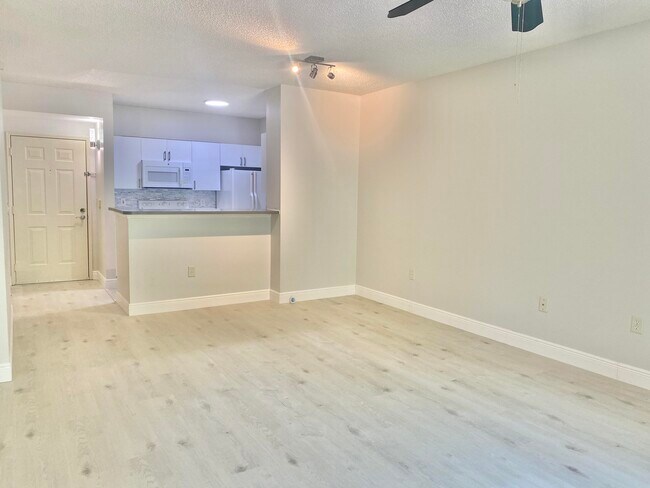 Building Photo - 630 S Sapodilla Ave