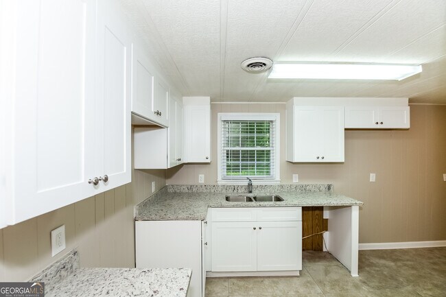 Building Photo - 1101 Adrian Cir SW