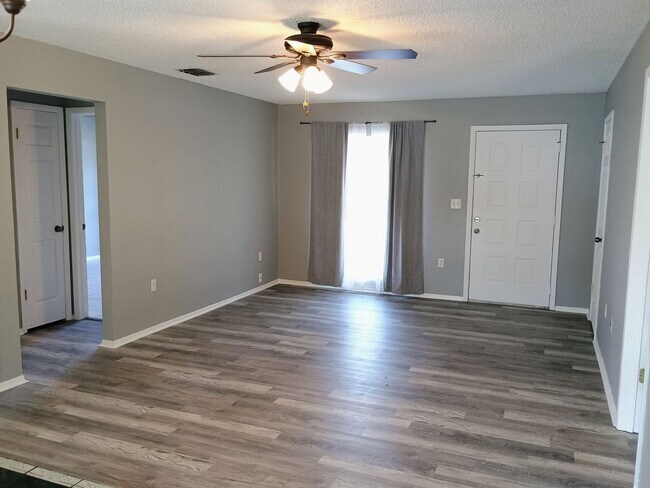 Building Photo - Charming two bedroom two bath one car garage