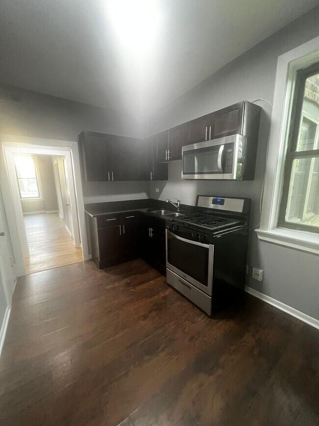 Building Photo - 2 bedroom in Chicago IL 60615