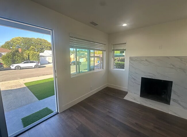 Building Photo - Beautiful Hayward 3/1!  Please read entire ad for viewings