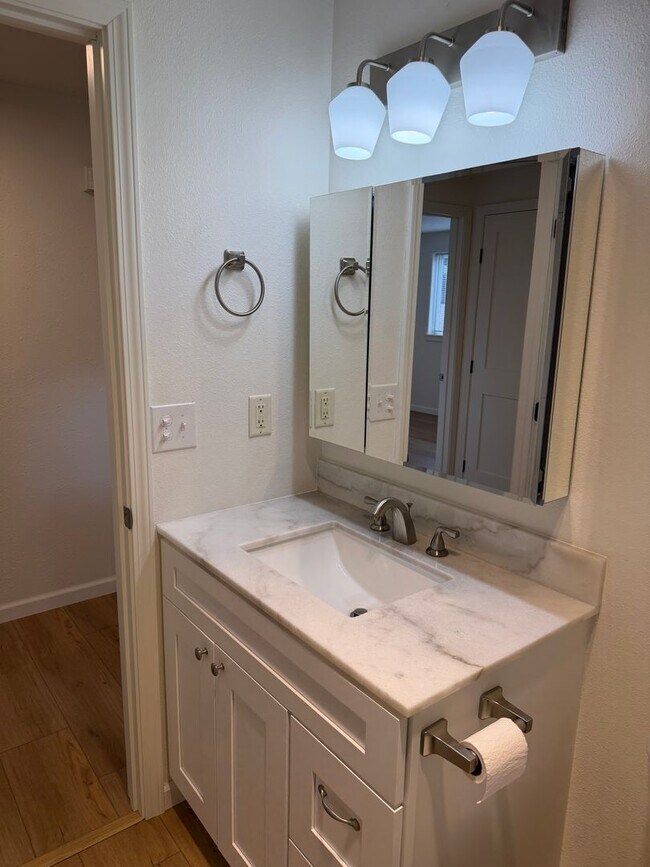 Building Photo - Updated 3 bedroom 1 bath duplex in Junction City!