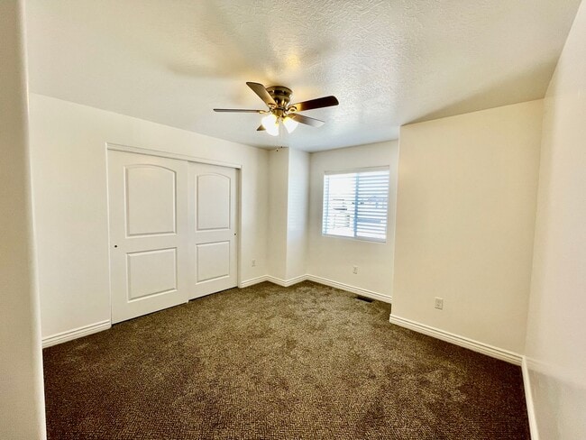 Building Photo - Adorable 3-Bedroom Townhome with 2-Car Garage in Cedar City