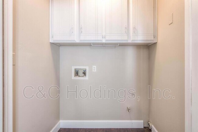 Building Photo - 644 Earthside Dr