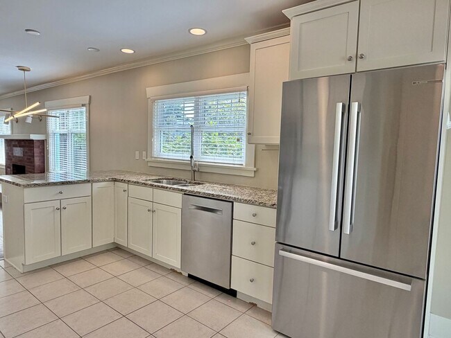 Building Photo - Charming Phinney Ridge Retreat - Spacious 3 Bedroom Home w/Fenced Yard & Garage! AVAILABLE NOW!
