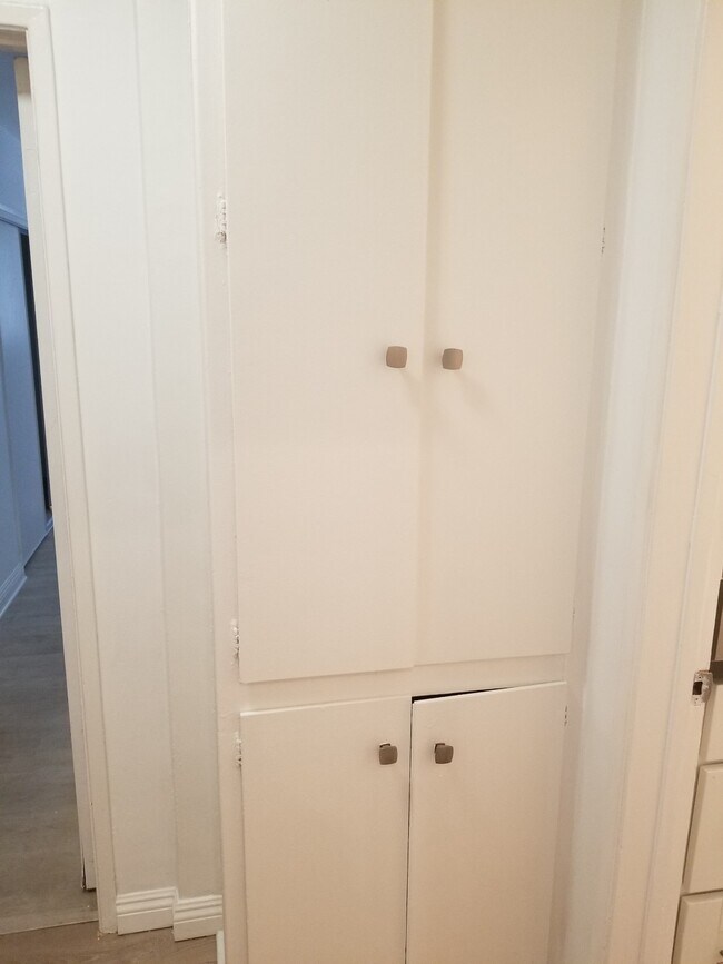 Building Photo - 1132 S Oakhurst Dr