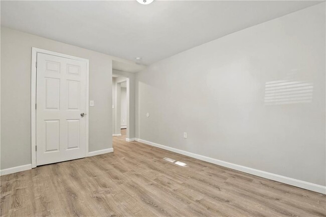Building Photo - 1124 Newport Ave