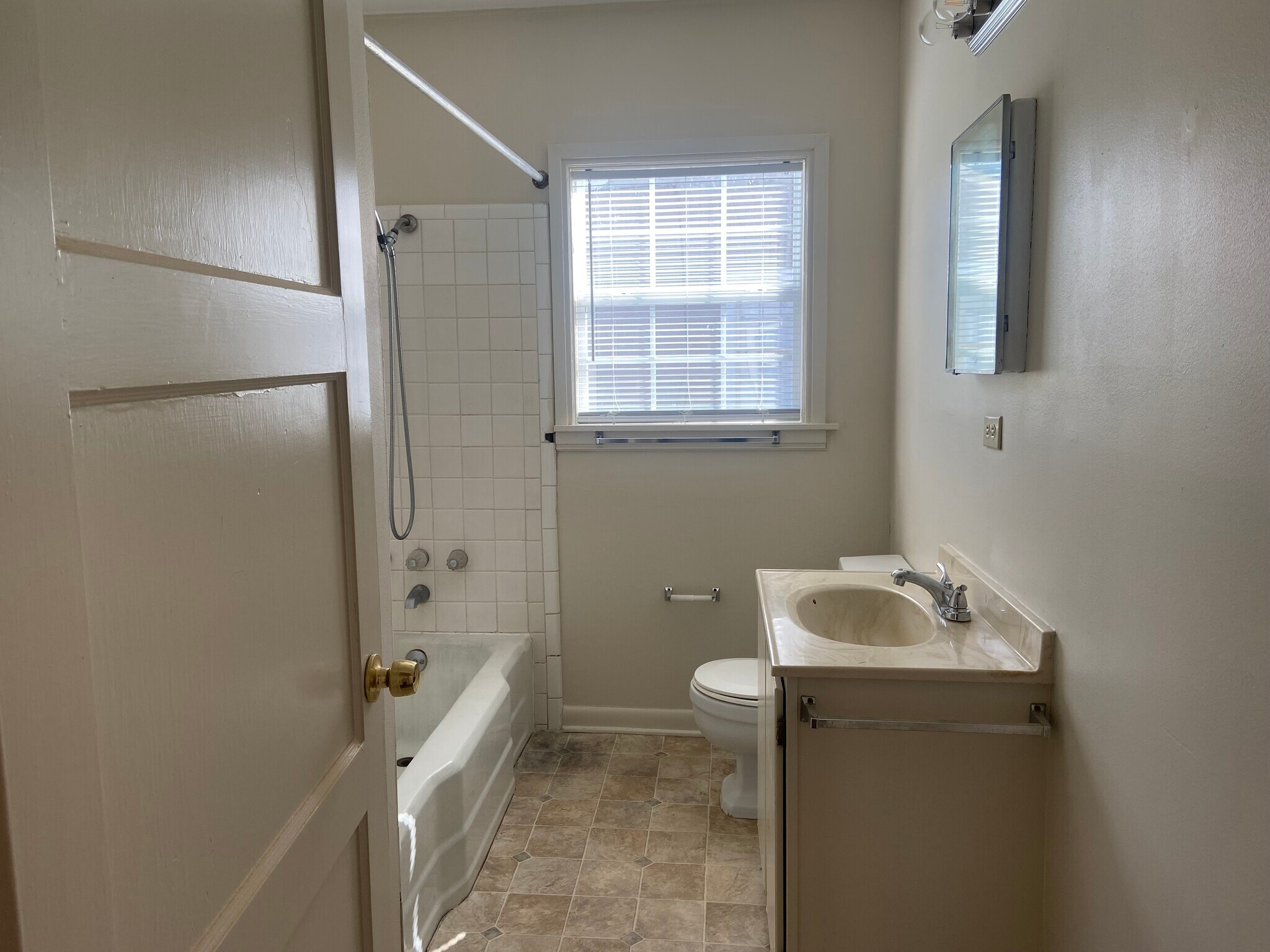 Building Photo - 147 E Elmwood St