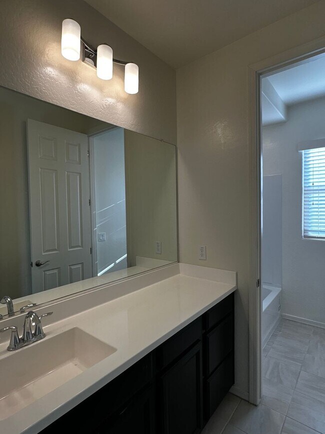 Building Photo - RECKER AND RAY MOVE IN READY 4 BEDROOM 2.5 BATHROOM HOME PERFECTLY LOCATED