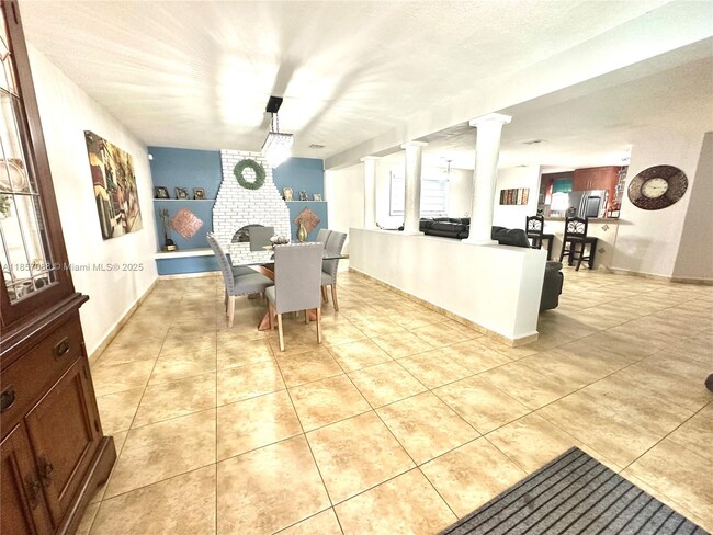 Building Photo - 660 W 70 Pl