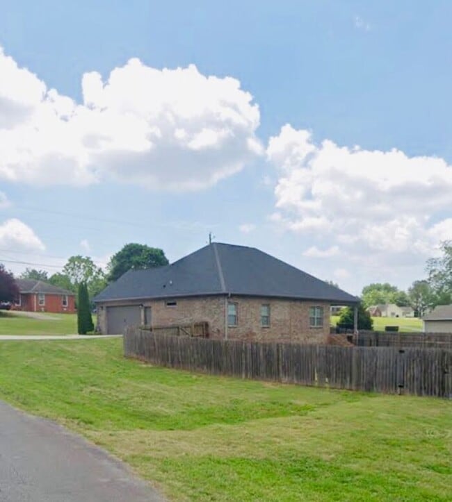 Building Photo - Custom Built Home with Fenced Yard