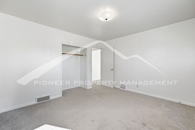 Building Photo - Charming Home with Central AC and Washer/D...