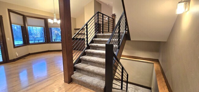 Building Photo - Close to Golf, Skiing, Swimming, Hiking....