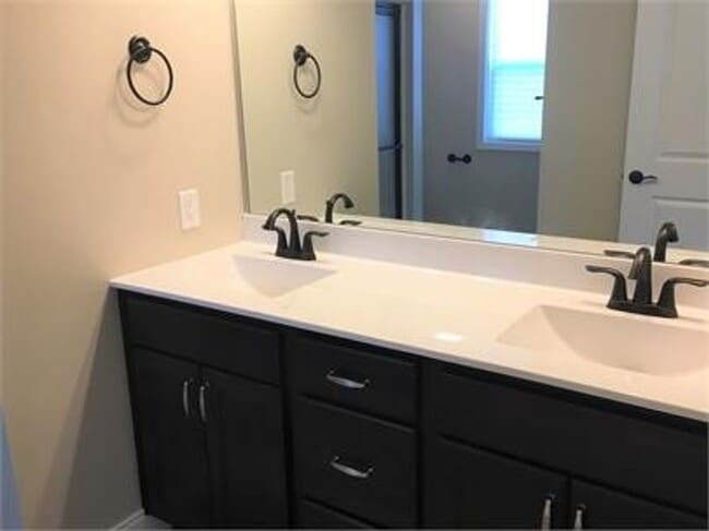 Building Photo - 3-bedroom Townhome Available for July!