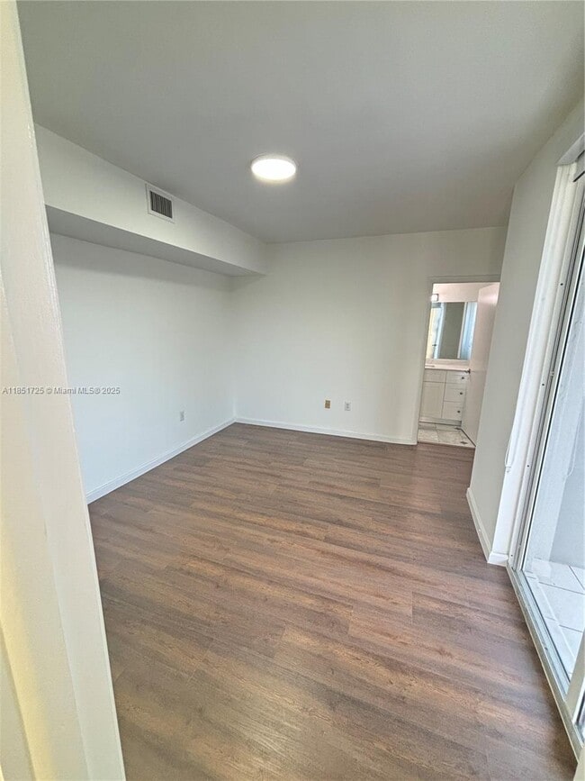 Building Photo - 1402 Brickell Bay Dr