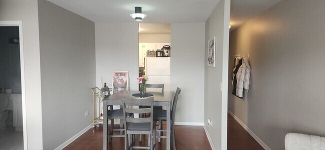 Building Photo - 607 W Wrightwood Ave