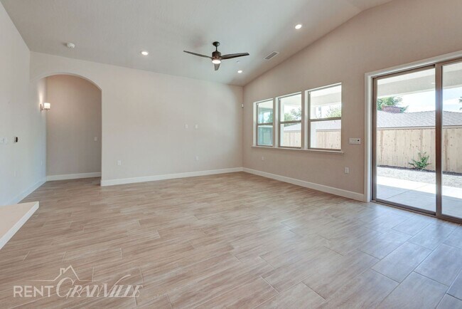 Building Photo - 1314 E Santa Ana Ave