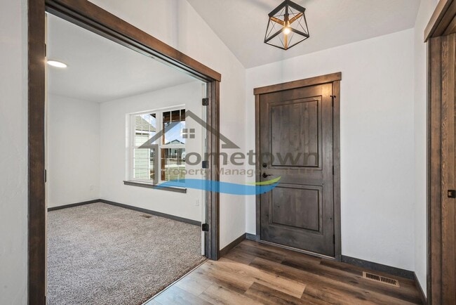 Building Photo - 3-Bedroom, 2-Bathroom Home with 3-Car Gara...