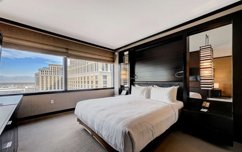 Building Photo - 2600 W Harmon Ave