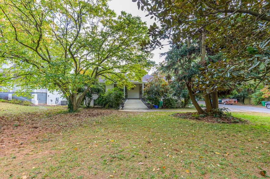 Front yard - 1377 Scott Blvd