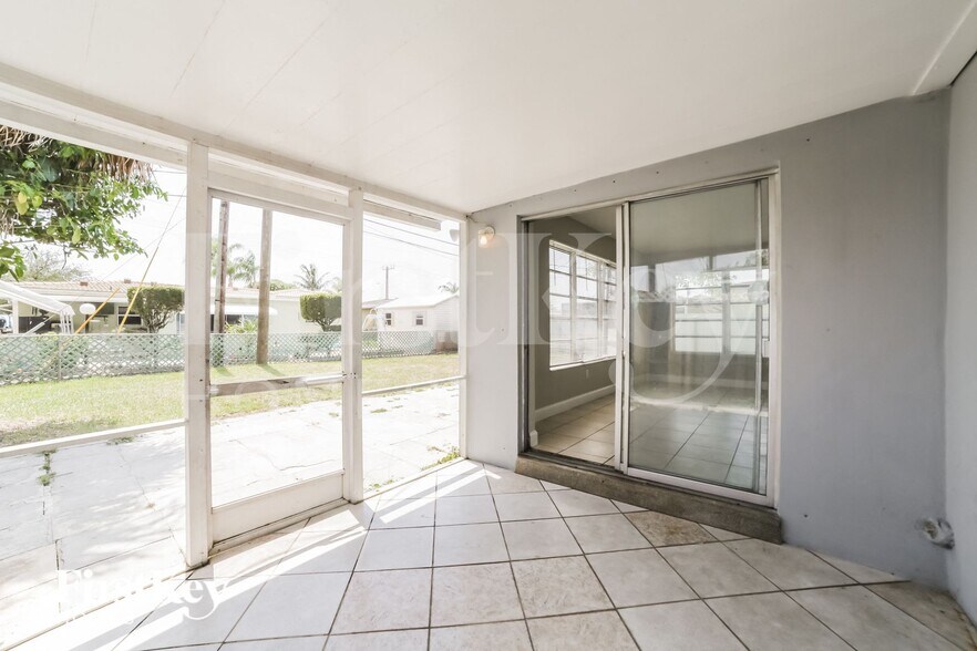 Building Photo - 2807 Utopia Dr