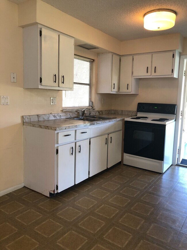 Building Photo - 2 Bed 1 Bath | Large Yard | Washer/Dryer H...