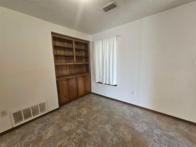 Building Photo - 6110 SW Park Pl