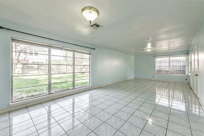 Building Photo - 4710 Wedgewood Dr