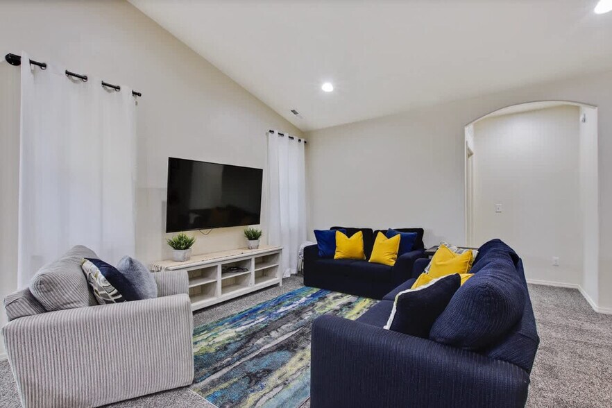 Primary Photo - 2213 E Elm Grove Dr