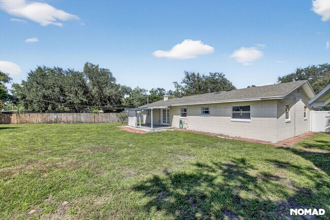 Building Photo - Updated, Large yard, quiet neighborhood, and convenient location